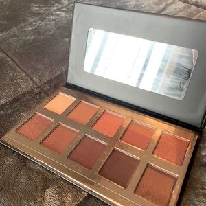 EYESHADOW PALLET BY CROWN PRO